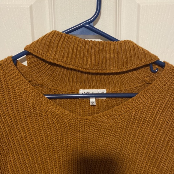 Knit sweater with (intentional) rip and open collarbone - Picture 4 of 4